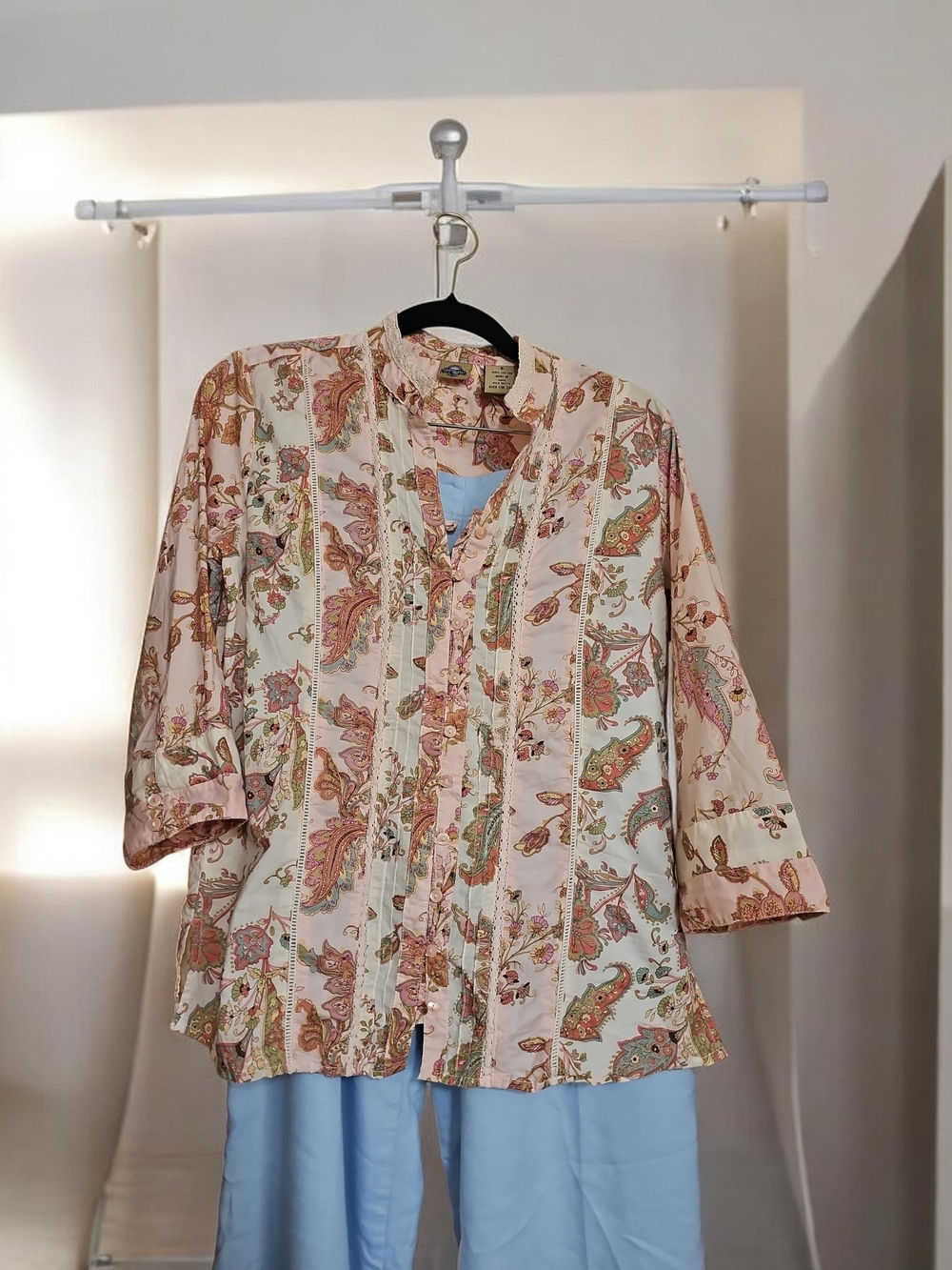 Women’s Paisley Print Button-Front Blouse - Cream & Pink